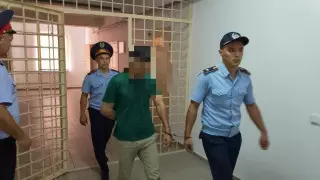 "Шашынан тартып, шетке алып шыққан". Түркістан облысында ер адам 13 жастағы қызды зорламақ болған