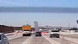 Көліктер көп жүретін жолдың ортасында ұшақ апаты болды. Видео