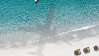 Төмен ұшқан ұшақ жағажайда туристерді шошытты. Видео