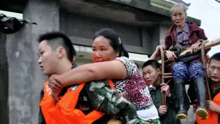 Қытайда таудан аққан су тасқыны туристерді шайып кетті