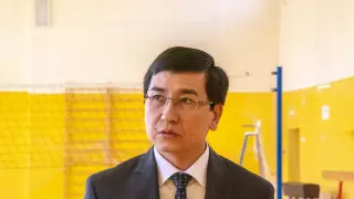 Министр баласына сатып алған мектеп формасының түбіртегін көрсетті