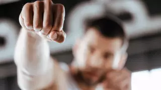 Алматыда қарт анасын ұрып-соққан ер адамға қатысты сот үкімі шықты