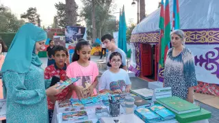 Алматы облысының стендтерін Бакудегі туристік орталықтың келушілері тамашалайды