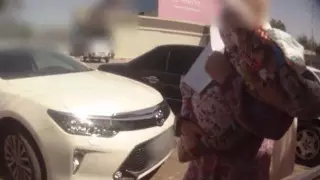 Жетісайда құлыпталған көлік ішінде 5 жасар қыз бен шақалақ сәби қалып қойған