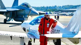 Ең жас ұшқыш әлемге саяхатын аяқтады