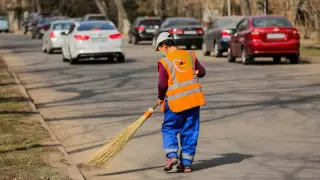 Министр себепсіз жанжалдасқан отбасылар көше тазалап, жол салатынын айтты