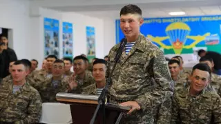 "Осында жүріп қазақ тілін меңгердім". Әскерде кімдер борышын өтеп жүр?