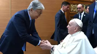 Президент елорда әуежайында Рим Папасын шығарып салды