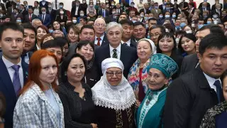 "Суретке түсейік". Тоқаевтың әжелермен түскен фотосы Қазнетті тәнті етті