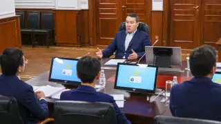 Балаларды ауыр сөмкелерден арылту қажет - премьер-министр