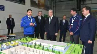 Тоқаев автобус және коммерциялық техника өндіретін QazTehna зауыты жұмысымен танысты