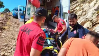 Түркияда турист демалушылардың көз алдында парапланмен жарға соқтығысты