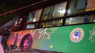 Алматыда жолаушылар автобусы тұрғын үйге соғылды. Зардап шеккендер бар