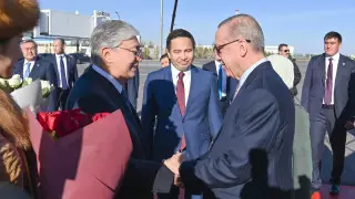 Тоқаев елорда әуежайында Ердоғанды күтіп алды