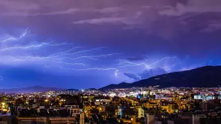 Антальяға найзағай соғып, туристер жағажайға асықты