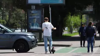Электрсамокатшылар көлік жүргізушілеріне теңестіріледі - ІІМ
