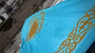 ​​"Тыйым салатын заң жоқ". Астана тұрғыны Туды қалай ілу керек екенін көрсетті