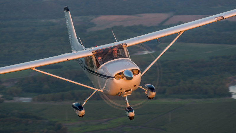 Cessna 182 mid-flight. Сурет Джек Флэтвуд