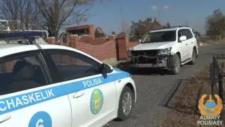 Алматыда көлікжуушы Lexus көлігін ұрлап, зираттағы қоршауларды бұзып кеткен