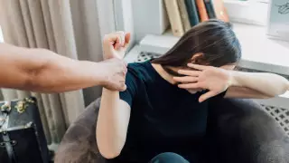 "Ішімнен теуіп, байлап ұстады". Күйеуі соққыға жыққан әйел полицейлерге шағымданды