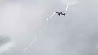 Найзағайдың аспандағы ұшаққа соғылғаны суретке түсірілді