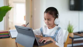 Оқушыларға планшеттерді кім таңдап, сатып алады? Министрлік жауабы