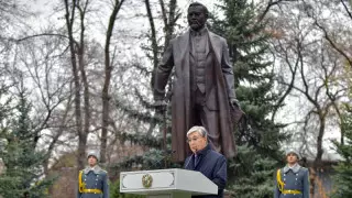 Президент Ахмет Байтұрсынұлы ескерткішінің ашылу рәсіміне қатысты