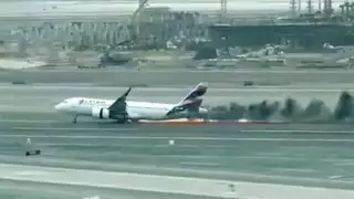 Жолаушылар ұшағы өрт сөндіру көлігімен соқтығысып, өртенді