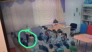 Ақтауда балаларды таяқпен "тәрбиелемек" болған әйелдің әрекеті видеоға түсіп қалды