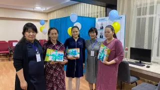 Алматыдағы Әуезов ауданының сайлау учаскелерінде жүкті әйелдерге сыйлықтар берілді