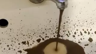 Алматы тұрғындары краннан аққан лай суға шағымданды