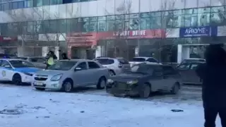 Елордада жүргізушісі жоқ көлік аялдамаға соқтығысты