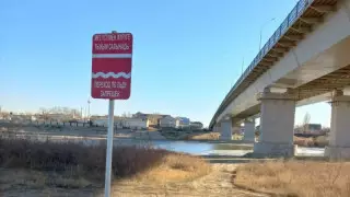 Атырауда зейнеткер мен немересі мұз астына түсіп кетті