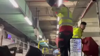 Желіде багажды оңды-солды лақтырған қызметшілердің әрекеті қызу талқыланып жатыр