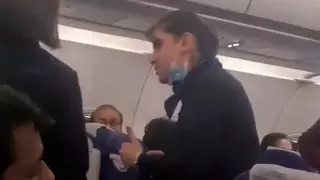 "Мен сенің құлың емеспін". Жолаушыға айғайлаған стюардесса Желі жұлдызына айналды