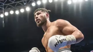 Төрт нокдаун. Қазақстандық боксшы қарсыласын ойсырата жеңді