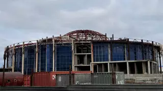 Атырауда 2011 жылдан бері құрылысы аяқталмай тұрған концерт залы сүріледі