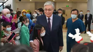 Тоқаев Ана мен бала ұлттық ғылыми орталығына барды