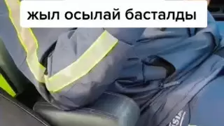 "Тауып беремін ғой". Шымкентте әйелді себепсіз тоқтатты деген полицейдің видеосы тарады