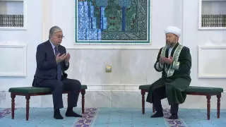 Тоқаев мешітте қаңтар оқиғасы кезінде қаза болғандардың рухына Құран бағыштады