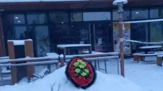 Қостанайлықтар McDonald's ғимаратына гүл шоқтарын әкелді