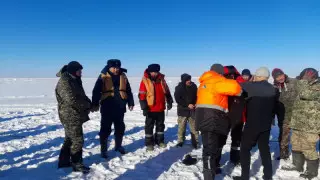 Абай ауданы Алакөлде екі адам мінген көлік мұз астына кетті