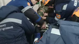 Алматыда құтқарушылар қолы еттартқышта қалып қойған ер адамды құтқарды
