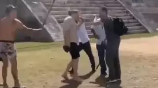 Мексикада пирамидаға шыққан турист ашулы топтан таяқ жеді