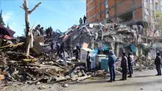 Түркиядағы жойқын жер сілкінісі: қаза тапқандар саны 7,1 мыңға жетті