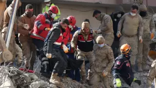 Түркияда 20 күндік сәби үйінді астынан аман шығарылды