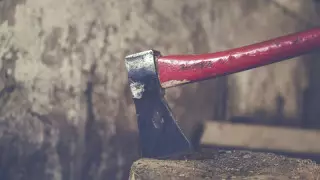 Саранда балта ұстаған ер адам балалы отбасыға шабуыл жасаған