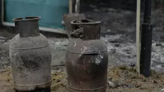 Қарағанды облысында полицейлер жанып жатқан үйден газ баллонын алып шыққан