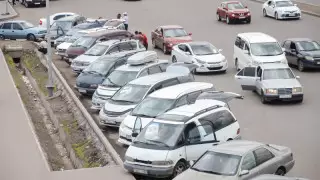 Аздаған айыппұл төлесін - Досаев барахолка базары бойына көлік қоятындар туралы