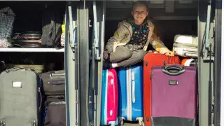 Жүк тасушылар әуежайда сөмкелерді неге лақтыра салатыны айтылды